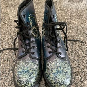 Size 8.5 blue boots with yellow sun, moon & stars